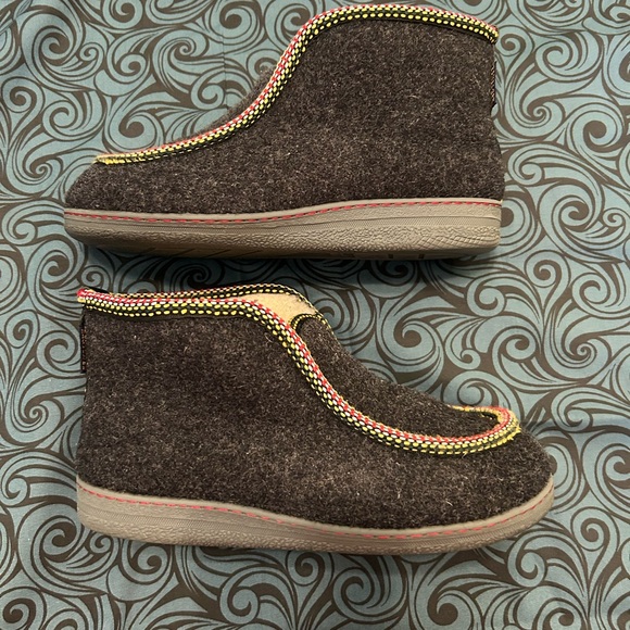 Penelope Chilvers Gray Slippers with Multicolor Trim - Picture 4 of 9